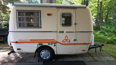 Roulotte Trillium 1300, 1978 Construction tout fibre de verre Système de stabilisateur à barre de to...