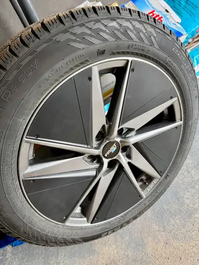 Je vends mon ensemble de pneus hiver Nokian Hakkappellitta R5 EV-SUV et jantes FastEV EV01 +. Cet en...