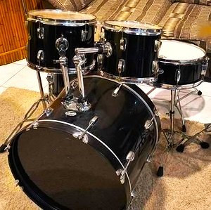 Complete 5 piece drum set with hardware in Drums & Percussion in City of Toronto