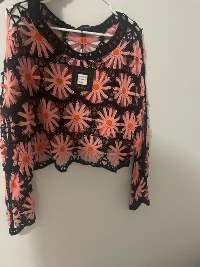 This QED London flower top is the perfect addition to your wardrobe, featuring a beautiful floral de...