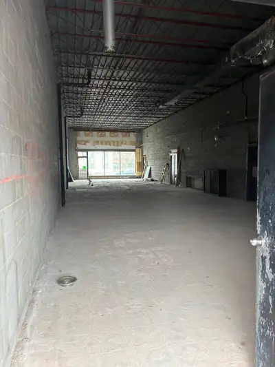 **LOCAL COMMERCIAL À LOUER – GREENFIELD PARK - Longueuil - 2000 pi² proche Blvd. Taschereau - Dispon...