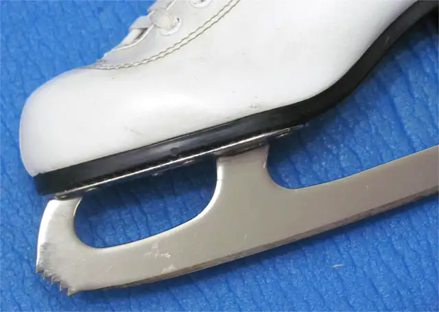 NEW CCM Figure Skates Size-5 Inner Length - 23cm/9" (Dwight in Skates & Blades in Muskoka - Image 5