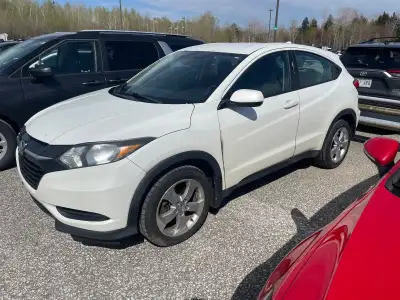 Je mets en vente mon Honda HR-V 2016 AWD. Véhicule fiable, économique et excellent en hiver Entretie...