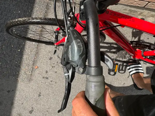 Devinci St-Tropez Hybrid Bicycle in Road in Ottawa - Image 6