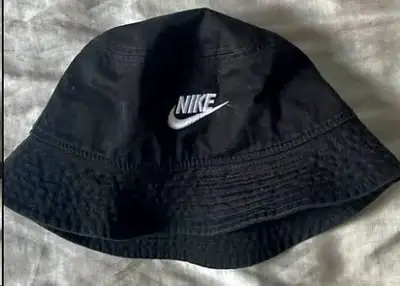 Bonjour, Je vends un chapeau NIKE de grandeur Moyen. Presque pas porté... Vient d'un environnement n...