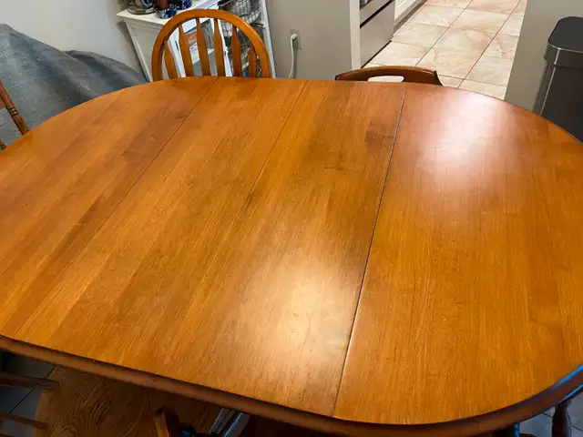 Krogher solid maple table with 2 leaves & 6 chairs in Dining Tables & Sets in Kingston - Image 6