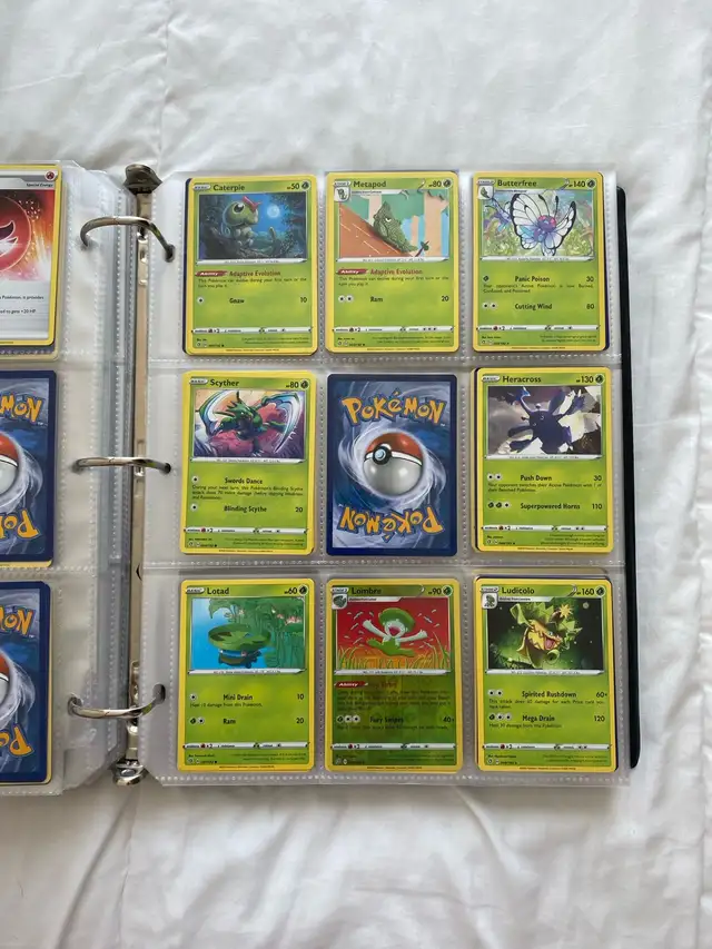+ 900 cartes Pokémon de 7 sets différents Sword & Shield!   in Arts & Collectibles in Longueuil / South Shore - Image 7