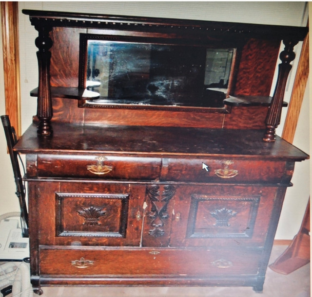Vintage Wooden Dresser in Dressers & Wardrobes in Lethbridge