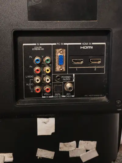 40 INCH FLAT SCREEN TOSHIBA TV . MANY INPUTS. CAN'T FIND THE REMOTE . YOU WILL NEED A UNIVERSAL REMO...