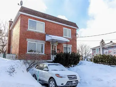 Découvrez cette spacieuse maison de 3 chambres(possibilité d’une 4e au ss) offrant tout l'espace et...