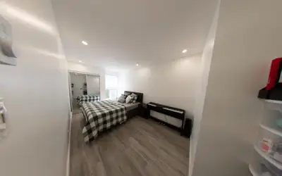 Room for rent in a newly renovated shared house Spacious and bright room with a large bed and closet...