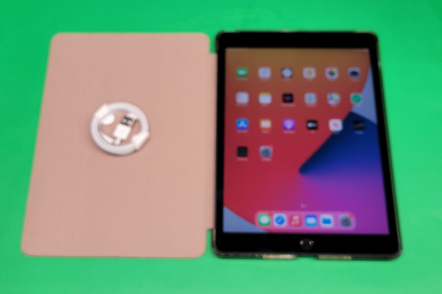 Apple 7th Gen 10.2" 128gb iPad with Wifi + Cellular Space Grey in iPads & Tablets in Windsor Region - Image 2