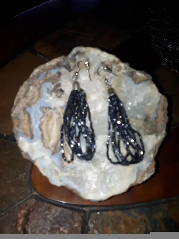 Vintage Earrings hanging beads , like new in Jewellery & Watches in Ottawa - Image 3