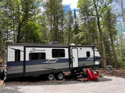 Crossroads Zinger 292RE 2018 couples RV . Must Sell $17,500 O.B.O. Trailer must go ◦ 30 feet ◦ 9600...