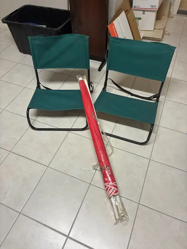 Beach umbrella & chairs in Patio & Garden Furniture in Windsor Region - Image 2