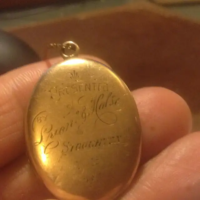 Antique Old Vintage Photo Locket Pendant in Arts & Collectibles in Vancouver - Image 3