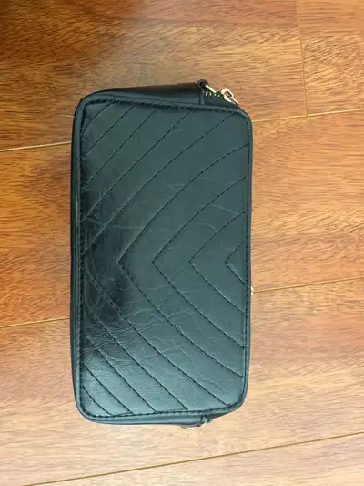 Black purse w v design