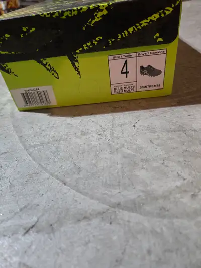 Youth soccer shoes (brand new) - Size 4, View more