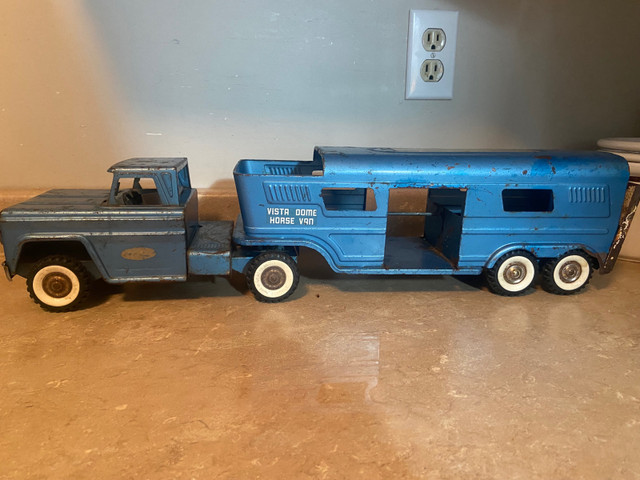 Vintage Metal Horse Truck & Trailer in Arts & Collectibles in North Bay