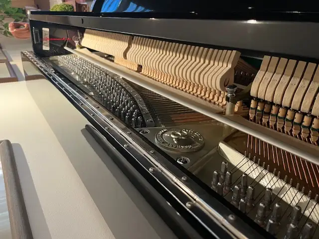 Heintzman black upright piano in excellent condition! in Pianos & Keyboards in City of Toronto - Image 6