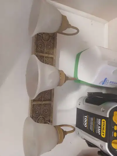 This is a used bathroom vanity light with three bulbs. It is in good condition and ready to install....