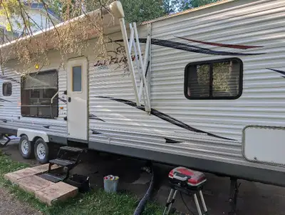 PRICED FOR SALE ASAP. Selling 2010 jayco flight 33 fr trailer. Great shape exterior . Power awning a...