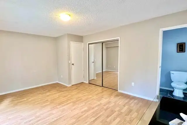 6-Bed 2.5 bath home with 2 bdr attached unit - South Surrey in Long Term Rentals in Delta/Surrey/Langley - Image 9