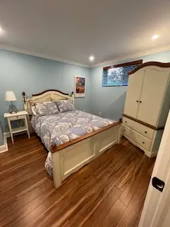 Lit ajustable (double ou queen) et armoire – très bonne condition Matelas et Literie non inclus.