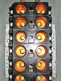 CANADIAN ELECTRIC BOX 30 AMP, 1 POLE FUSE HEADS (NO. 3) ~ RARE!