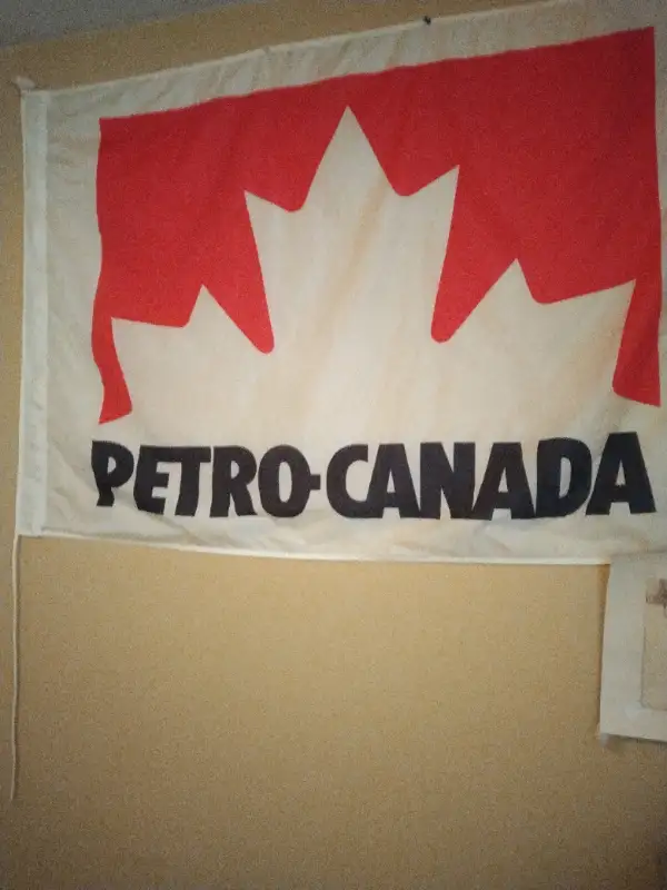 Drapeau (PETRO  Canada) in Other in Lévis - Image 2