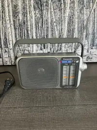 Vintage Panasonic Portable AM/FM radio