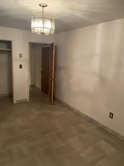 Logement dans un quartier tranquille de Saint-Léonard, proche de tous els services : Métro (ligne bl...