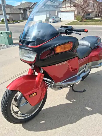 1990 Honda Pacific Coast with 102526 kilometers. It has an Avon front tire and a Metzler on the rear...