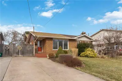 Welcome to 41 Brackencrest Road. This is a beautiful, clean, three bedroom upper unit of a semi-deta...