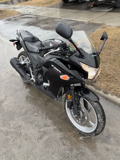 2011 Honda CBR250R EFI Bone stock No issues 20,000kms Great shape, couple scratches but nothing majo...