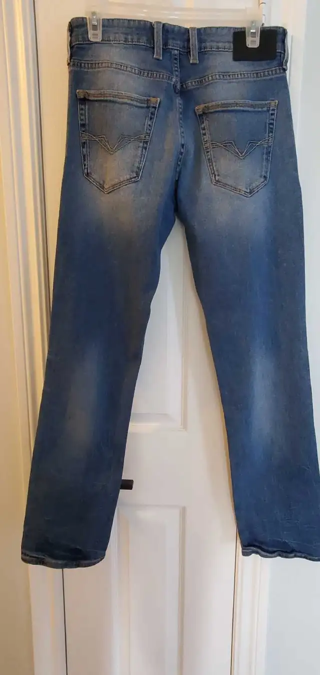 Guess Jeans 30x32 in Women's - Bottoms in Barrie - Image 3