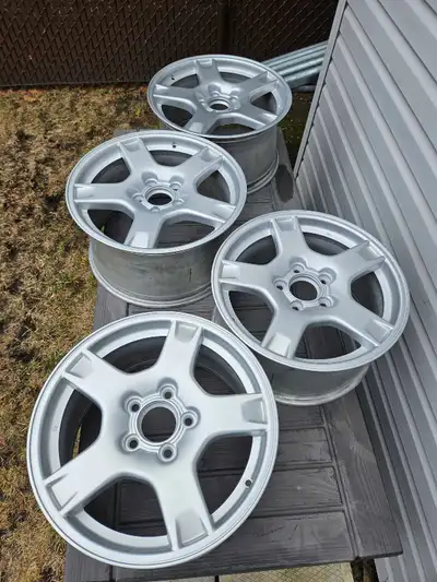4 mags de Corvette C5 OEM GM. Frais sablés et repeints. Center cap inclus. 2 mags de 17 pouces pour...