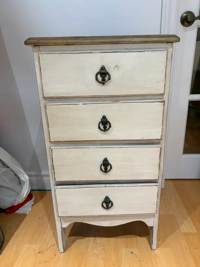 ANTIQUE: Petit bureau, table de chevet/ Small desk, night table in Desks in Longueuil / South Shore - Image 5