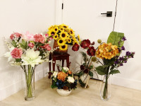 Arrangements vases et fleurs artificielles.   40.00$ chaque .