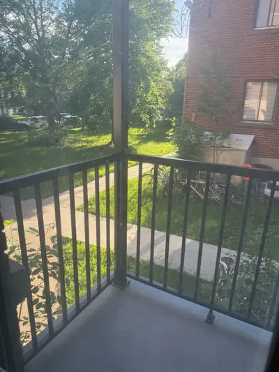 Un grand 3est demi à louer pour le 1er août Au rez-de-chaussée d’un immeuble de 20 avec caméra a l’i...