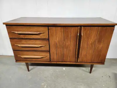 Mid-Century 1960's Walnut Buffet/credenza 2 doors that open nicely, 3 dovetailed drawers that are cl...