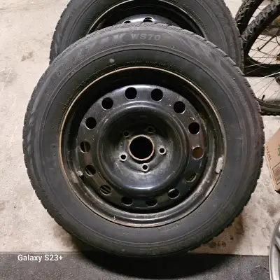 225/65 R17 102T Bridgestone Blizzak WS70 snow tires with 4 Rims still have almost half their life le...