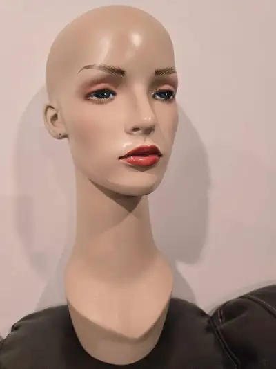 I have 20 mannequin heads with ear holes, perfect for: • Wig display • Jewelry display (earrings, ne...
