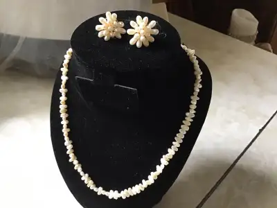 Divers ensemble collier., View more