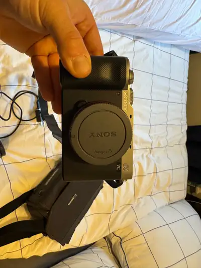 Never used, brand new and in immaculate condiotion. The lence, the bag and the charger included. I w...