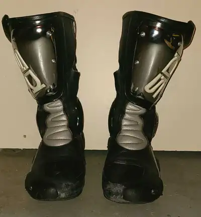 Sidi motorcycle boot size 42 eu/ 9 US mens. In decent condition, selling as they are to narrow. Than...