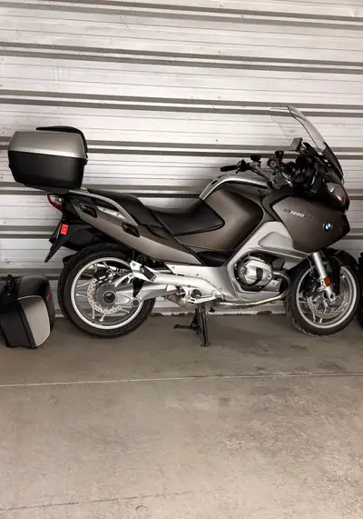 FEATURES: Heated rider and passenger seats. Electronic adjustable windshield. Heated Handgrips. Fron...
