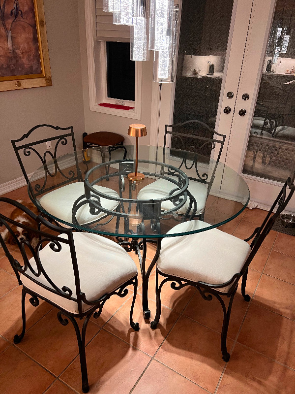 Dining set in Dining Tables & Sets in Mississauga / Peel Region