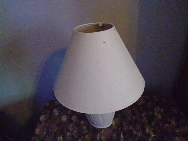 Lampe de chevet/Bedside lamp dans Éclairage intérieur et plafonniers  à Lévis - Image 2