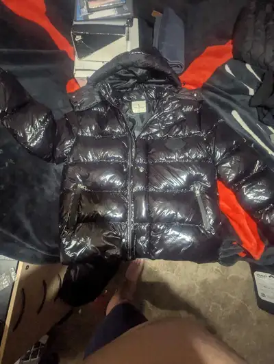 FREE DELIVERY!! Designer Puff Jacket $360 Selling a stylish black Moncler puff jacket, Perfect for s...